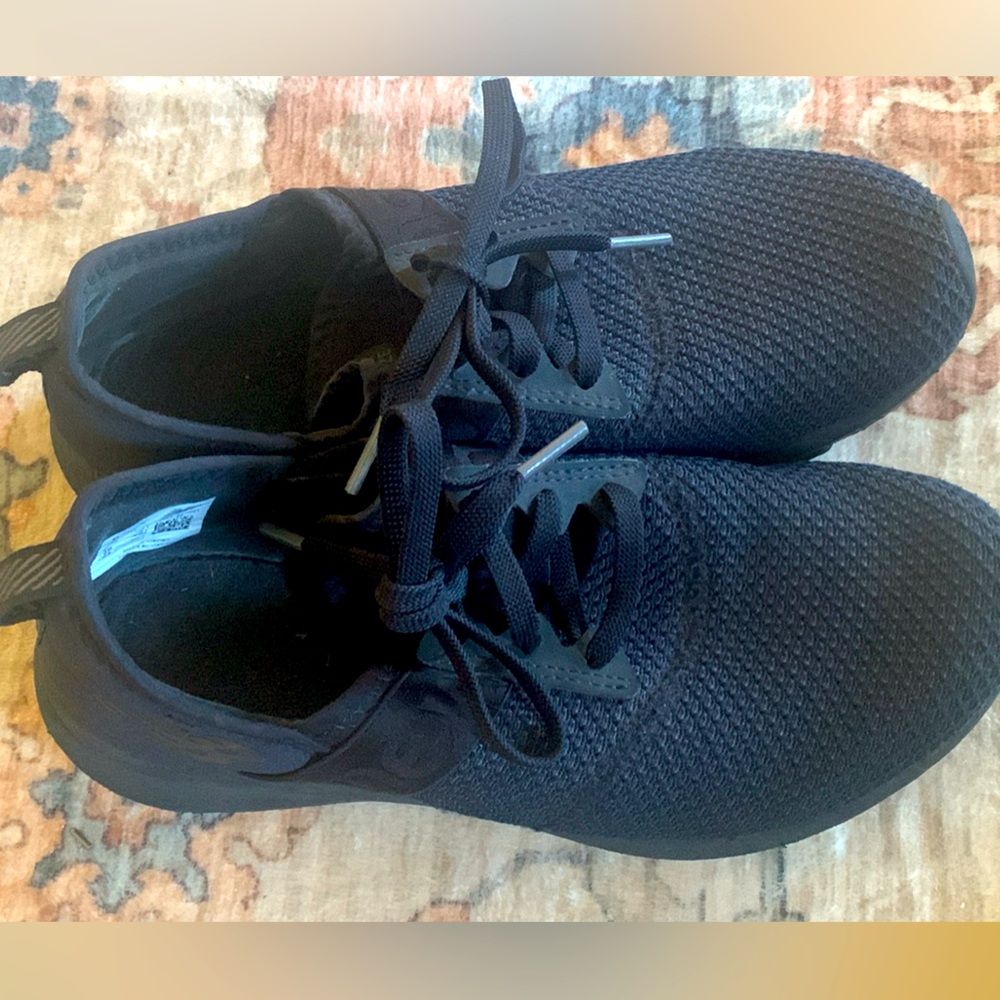 Black new balance women’s tennis shoes